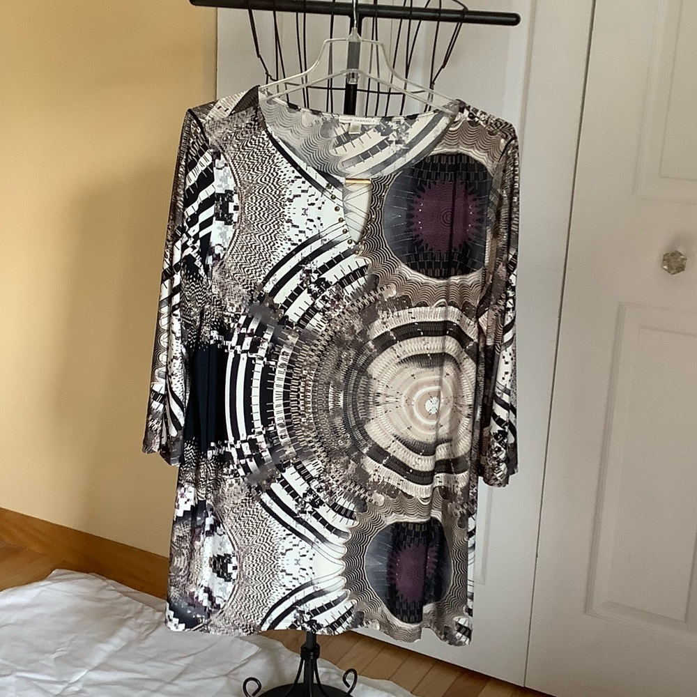 Long Tunic With Unique Pattern. - image 2